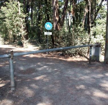 Le sbarre all ingresso del parco della Versiliana    