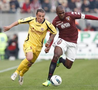 <b>DUELLO.</b> Paulinho lotta contro Ogbonna  