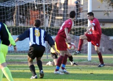 Occasione gol per il piombinese Venditto e sotto Guidoni con la palla    