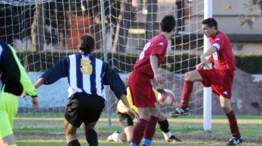 Occasione gol per il piombinese Venditto e sotto Guidoni con la palla