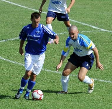 Leonardi cerca di intercettare la palla  