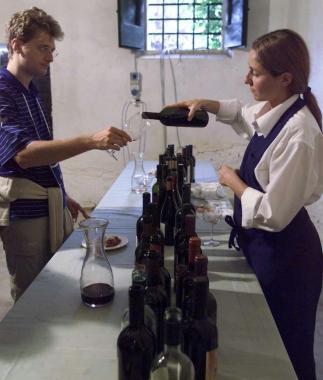 Una degustazione di vino Carmignano che anche per la festa dei prossimi giorni sar&agrave; protagonista        