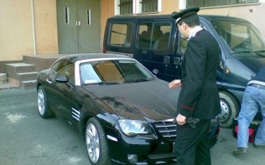 Il capitano Coassin accanto alla Chrysler e con la mazza trovata nellauto 