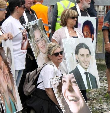 Una manifestazione dei parenti delle vittime della strage 