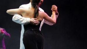 Una coppia balla il tango
