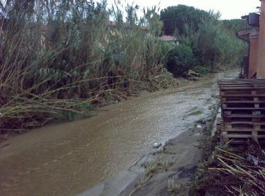 Uno dei fossi di Marina di Campo esondati durante lalluvione 