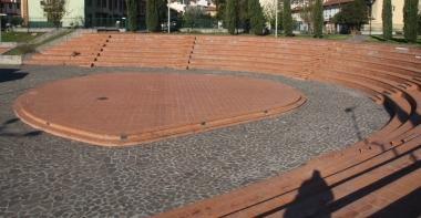 L'anfiteatro di S. Lucia si sbriciola E via Marradi è tutta una toppa