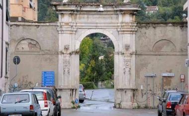 <b>LENTRATA.</b> Larco di accesso allarea del Pomario Sotto: il sindaco Roberto Pucci  