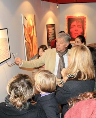 Lassessore Bruno Ialuna fa da cicerone per i visitatori della mostra inaugurata al McTerme 