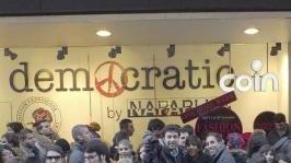 Tre immagini della lunga fila davanti a Coin di corso Italia per acquistare il piumino scontato della Napapijri