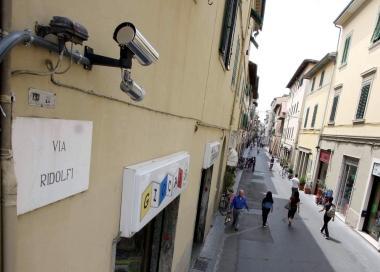 A sinistra lautovelox di Stabbia e sopra la telecamera di via Ridolfi a Empoli 