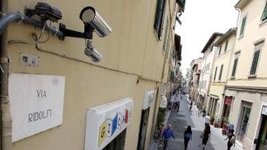 A sinistra l’autovelox di Stabbia e sopra la telecamera di via Ridolfi a Empoli