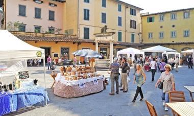 A sinistra Orietta Mendella Qui al centro i banchi della Zucca Barucca In alto a destra lassessore Lucchesi 