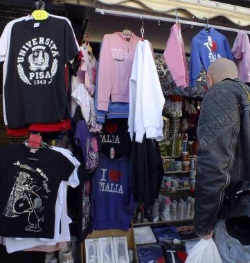 All'ombra della Torre il gadget è cinese, Made in Italy addio