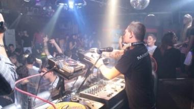 Maxi-rissa davanti alla discoteca, sei ragazzini feriti
