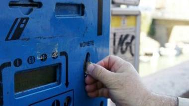 In alto un parcometro: non saranno più in vendita i Gratta e Sosta