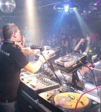 <b>DJ.</b> In consolle (foto archivio) 