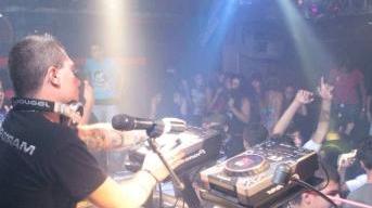 <b>DJ.</b> In consolle (foto archivio)