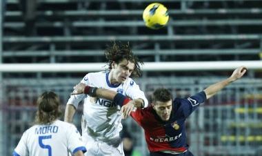 Il capitano azzurro Lorenzo Stovini vince un duello in alta quota con Ciofani sotto lo sguardo attento di Moro 
