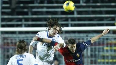 Il capitano azzurro Lorenzo Stovini vince un duello in alta quota con Ciofani sotto lo sguardo attento di Moro