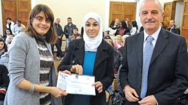 L’assessore Chiara Innocenti consegna uno degli attestati