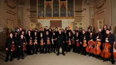 Una formazione della orchestra Maberliner &Egrave; attesa ad un appuntamento natalizio a Firenze        