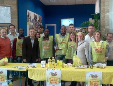 Alcuni dei volontari al lavoro per raccogliere gli alimenti in occasione della Colletta Alimentare   
