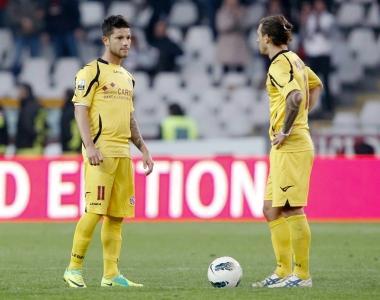 <b>DA TORINO. </b>A sinistra i perplessi Russotto e Paulinho, sopra capitan Luci cerca un varco circondato dagli avversari A destra uno stacco di testa di Martin Miglionico   