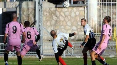 Una fase di gioco della gara tra la Massese e la Fortis 