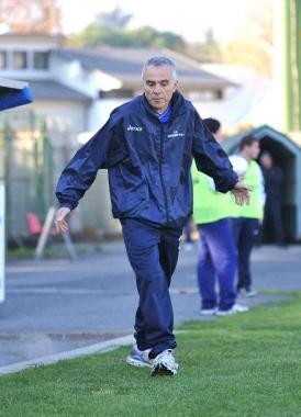 Mister Indiani sconsolato dopo il secondo gol subito dai suoi 