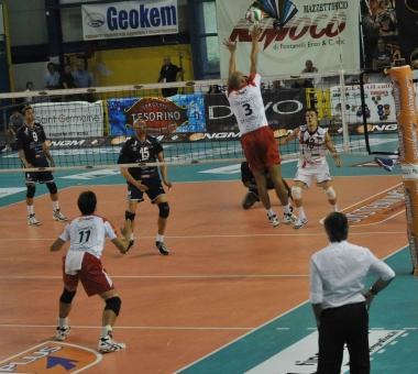 <b>I LUPI.</b> Leano Cetrullo svetta a rete, davanti al compagno Garnica: tutto avviene sotto gli occhi del nuovo coach Fulvio Bertini (a destra) 