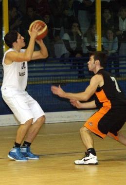 <b>DERBY IN SALSA PIETRASANTINA.</b> Bertolucci al tiro controllato da Mariani 