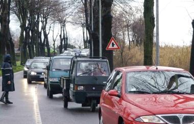 Auto in fila sulla strada provinciale per Camaiore 