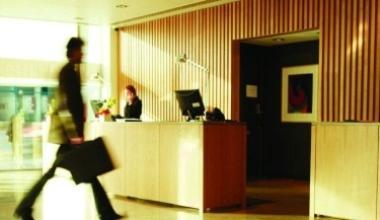 <b>LA RECEPTION.</b> Un turista nella hall di un hotel (foto darchivio) 