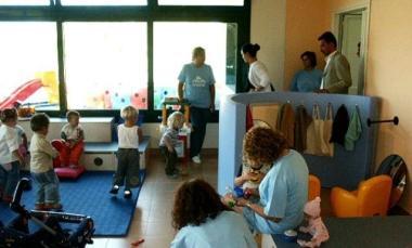 Bambini, genitori e insegnanti in un asilo nido comunale (foto darchivio) 