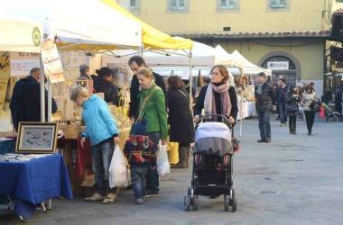 Gente tra i banchi della Zucca 
