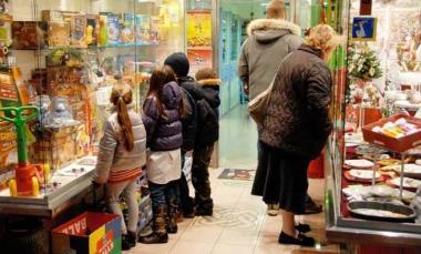 Bambini davanti a un negozio di giocattoli   