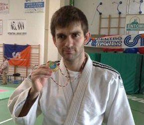 Alessandro Ucini con una medaglia 