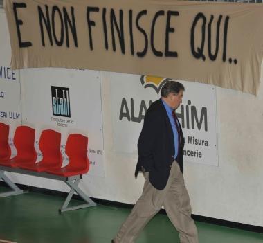 In alto a sinistra la fila delle persone in attesa di entrare dentro il palasport; sopra lo studioso Paul Connett 