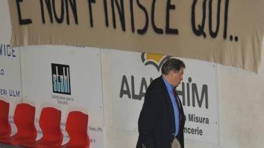 In alto a sinistra la fila delle persone in attesa di entrare dentro il palasport; sopra lo studioso Paul Connett