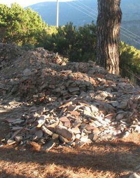 Il cumulo di rifiuti a Marciana 