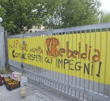 Uno striscione di protesta a sostegno della richiesta di Rebeldia della sede in via Pisano   