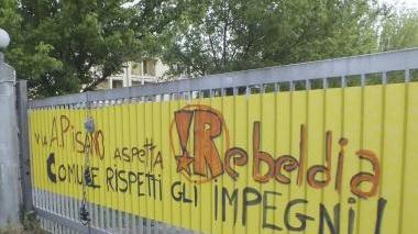 Uno striscione di protesta a sostegno della richiesta di Rebeldia della sede in via Pisano