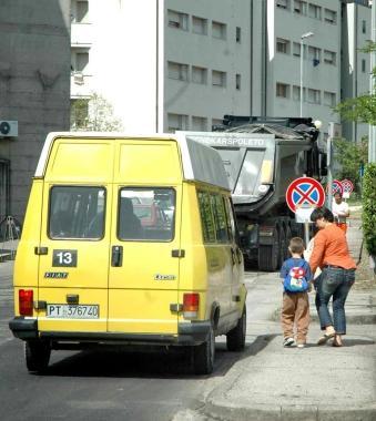 Uno degli scuolabus che il Comune mette in vendita 