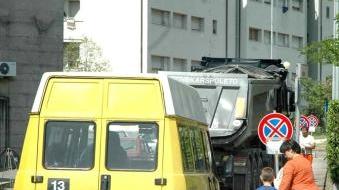 Uno degli scuolabus che il Comune mette in vendita