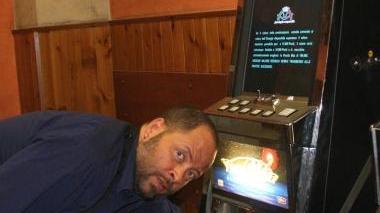 Il titolare mostra il videopoker saccheggiato